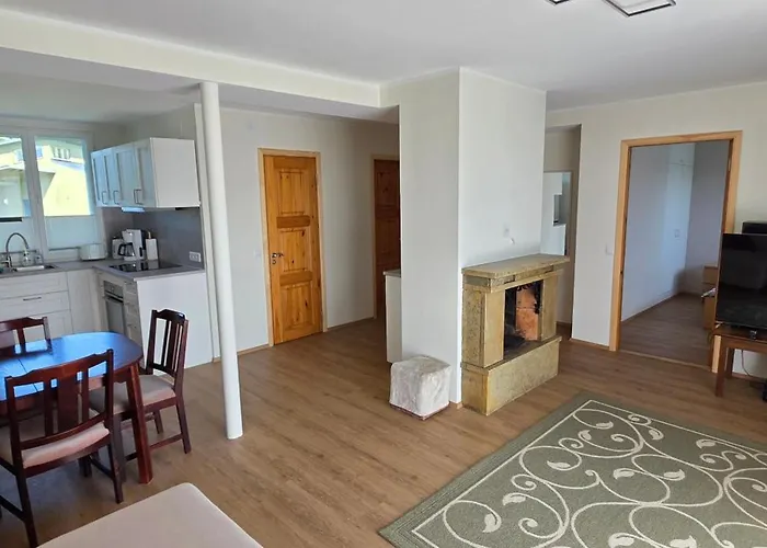 Pihtla Poik Kuelalistemaja #1 Kuressaare